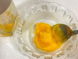 9、宝宝辅食8M➕：南瓜蛋黄十倍粥,南瓜块放入料理棒中，➕一点点水打成南瓜泥