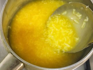 11、宝宝辅食8M➕：南瓜蛋黄十倍粥,煮两分钟后出锅