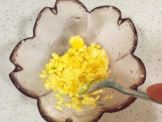 12、宝宝辅食8M➕：南瓜蛋黄十倍粥,将蛋黄用勺子碾碎，加进粥里即可给宝宝喝啦