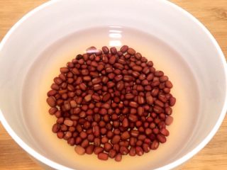 1、养生粥,前一夜把红豆泡好