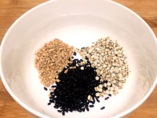 2、养生粥,薏仁米  黑米  麦仁 淘洗干净