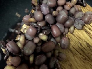 4、养生粥,红豆  薏仁米  黑米  麦仁  红枣  一起入锅。中火煮五分钟，换小火煮，至轻微煮开花