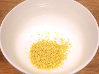 5、养生粥,再倒入大黄米，小火煮三分钟，关火，焖五分钟