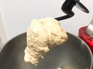 4、全麦豆沙面包,启动厨师机开始揉面，时间20分钟。