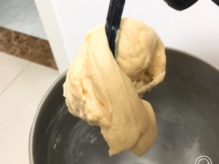 6、全麦豆沙面包,继续揉面20分钟。
