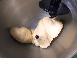 7、全麦豆沙面包,检查面团能否出膜。