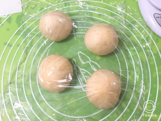 13、全麦豆沙面包,分成四个剂子，盖上保鲜膜静置20分钟。