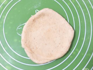 14、全麦豆沙面包,将面条擀成圆饼。