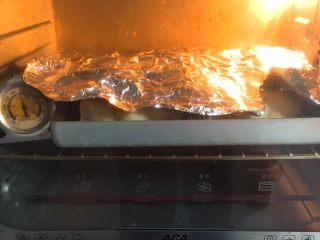 20、全麦豆沙面包,上色满意加盖锡纸。