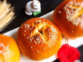 22、全麦豆沙面包,漂亮的全麦豆沙面包就完成了。