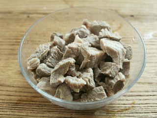 3、电饭煲版咖喱牛腩,捞出来后用冷水冲洗干净备用。