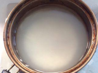 1、蔬菜粥,煮粥，大火烧开转小火熬制。