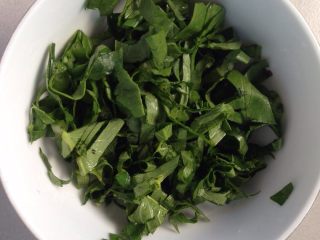 2、蔬菜粥,菜叶切丝，切小半碗。备用！