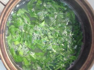 3、蔬菜粥,粥煮好了下菜叶，煮几分钟。