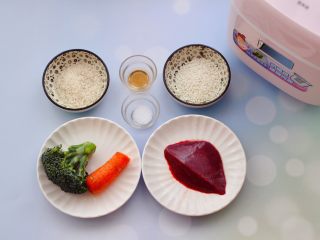 1、西兰花猪肝粥(宝宝辅食),首先备齐所有的食材。