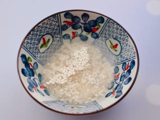 2、西兰花猪肝粥(宝宝辅食),大米和糯米洗净后,用清水浸泡半小时。