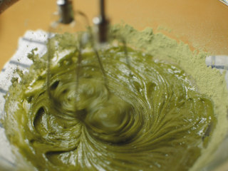 4、抹茶魔法蛋糕,搅拌。