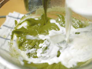 5、抹茶魔法蛋糕,分2次加入牛奶