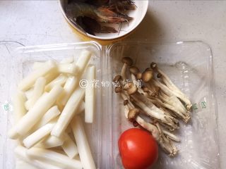 1、番茄蟹味菇鲜虾年糕汤,食材。