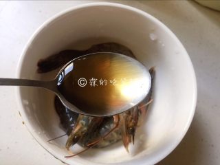2、番茄蟹味菇鲜虾年糕汤,虾开背后，加料酒腌制一会。