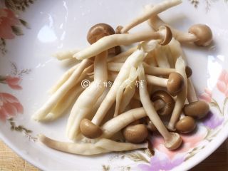 3、番茄蟹味菇鲜虾年糕汤,蟹味菇去根蒂后洗净。