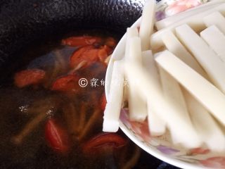 8、番茄蟹味菇鲜虾年糕汤,年糕加入后盖上盖子煮，水开后换小火再煮一会儿。