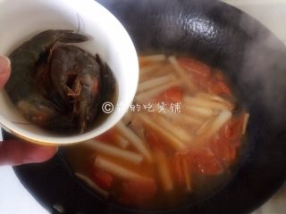 9、番茄蟹味菇鲜虾年糕汤,随后把虾放入。
