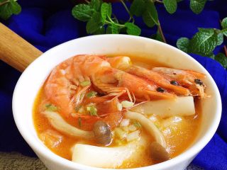 11、番茄蟹味菇鲜虾年糕汤,完成。