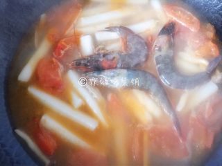 10、番茄蟹味菇鲜虾年糕汤,等虾熟了，加盐，就可以出锅了。