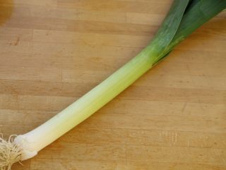 1、虾子鸡肉肠粉,3.这种青蒜比一般的小蒜苗要粗大。