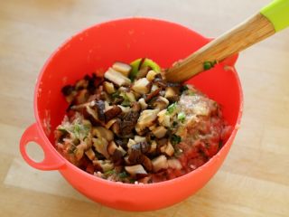 3、虾子鸡肉肠粉,6.而后加入香菇丁拌匀。