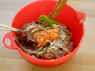 4、虾子鸡肉肠粉,7.最后加入1汤勺虾子油，根据实际需要加盐调味，这样虾子鸡肉肠粉馅料就调好了。