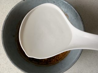 10、酸汤水饺,加2勺汤到碗中