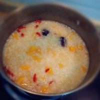 4、红薯山药粥,最后关火前加入枸杞，并搅拌均匀