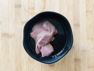 5、菠菜猪肝粥,煮粥的同时处理食材，猪肝提前浸泡半小时左右，去除里面血水。中间记得用清水反复冲洗几次。