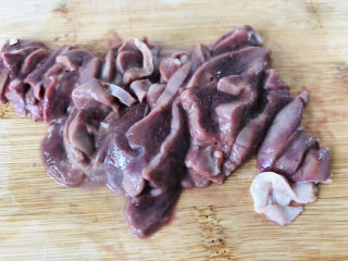 6、菠菜猪肝粥,取出猪肝切成薄片，再次放入清水中冲洗干净沥干水分备用。