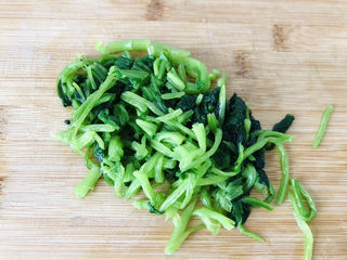 11、菠菜猪肝粥,切碎备用。