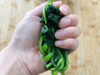 10、菠菜猪肝粥,菠菜过冷水稍微攥干水分。