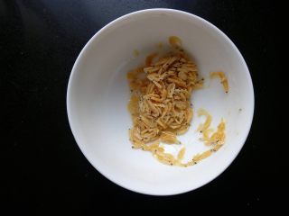 3、虾皮蒸蛋羹,虾皮沥去水份。