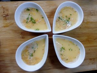 9、虾皮蒸蛋羹,撒上葱花。