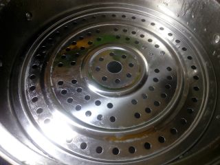 10、虾皮蒸蛋羹,蒸锅倒水烧开后转小火。