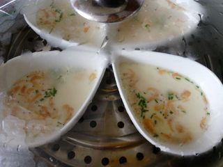 12、虾皮蒸蛋羹,一定要小火蒸才才能保证,蛋的表面光滑细腻,没有大的气泡。