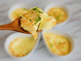 17、虾皮蒸蛋羹,鸡蛋羹嫩滑,能够充分地补充钙质,特别适合老人孩子食用。