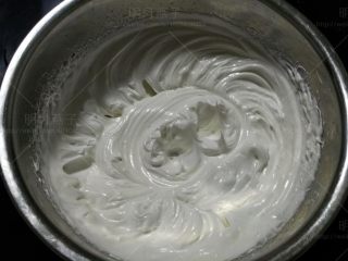 3、可可海绵杯子蛋糕, 糖分3次加入蛋清中，用电动打蛋器打至硬性发泡。