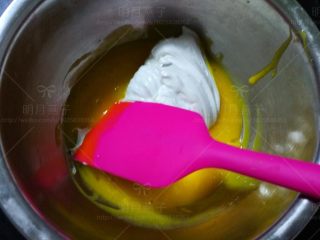 4、可可海绵杯子蛋糕,蛋黄打散，加入少许打发好的蛋清