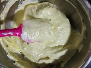 9、可可海绵杯子蛋糕,翻拌成光滑面糊