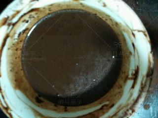 11、可可海绵杯子蛋糕,可可粉筛入黄油中，搅拌均匀