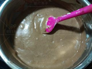 12、可可海绵杯子蛋糕,可可糊加入面糊中翻拌均匀