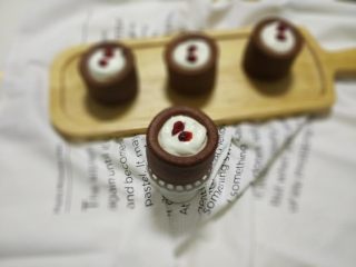 16、可可海绵杯子蛋糕,也可挤入奶油或者酸奶，加上水果粒。