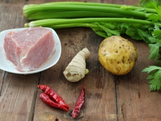 1、芹菜土豆炒肉丝,准备所需主食材